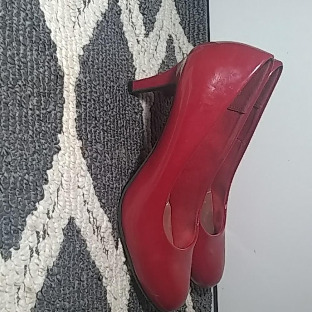 Red heels - Picture 2 of 3